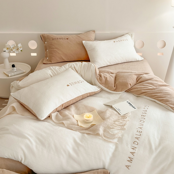 91家纺网 家纺一手货源 找家纺 潘朵拉家纺 2024新款字母绣花纯色系列牛奶绒四件套 穆斯 白+咖