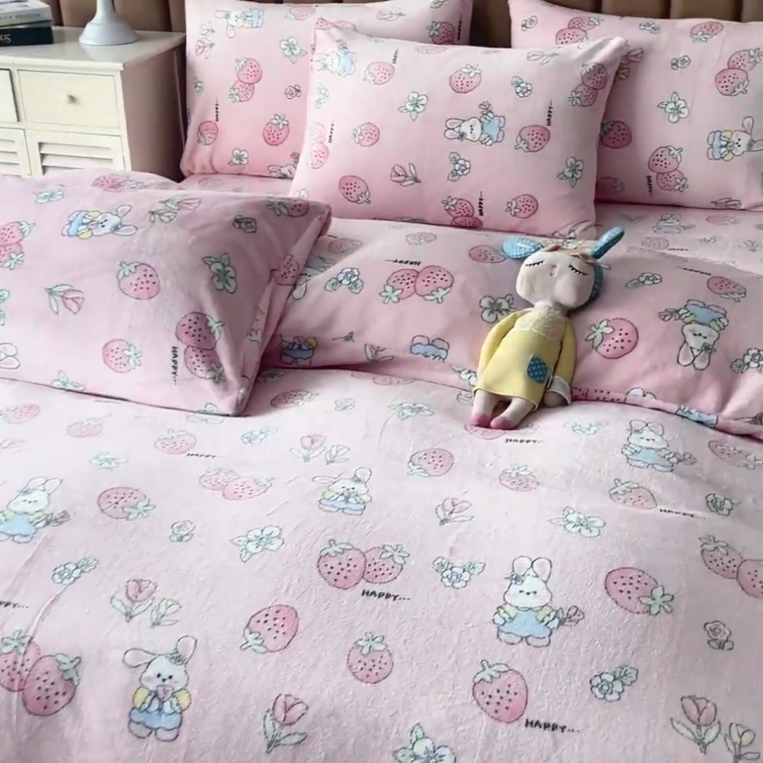91家纺网 家纺一手货源 找家纺 乐居坊 2024新款高克重牛奶绒印花保暖四件套 草莓兔-粉
