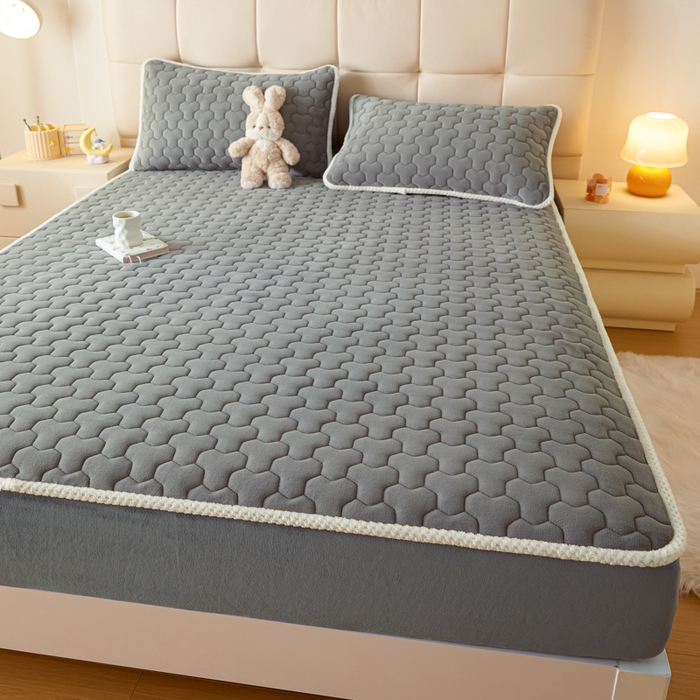 91家纺网 家纺一手货源 找家纺 （总）雪云美 2024冬季新款加厚牛奶绒夹棉床笠三件套A类大豆床垫保护套纯色