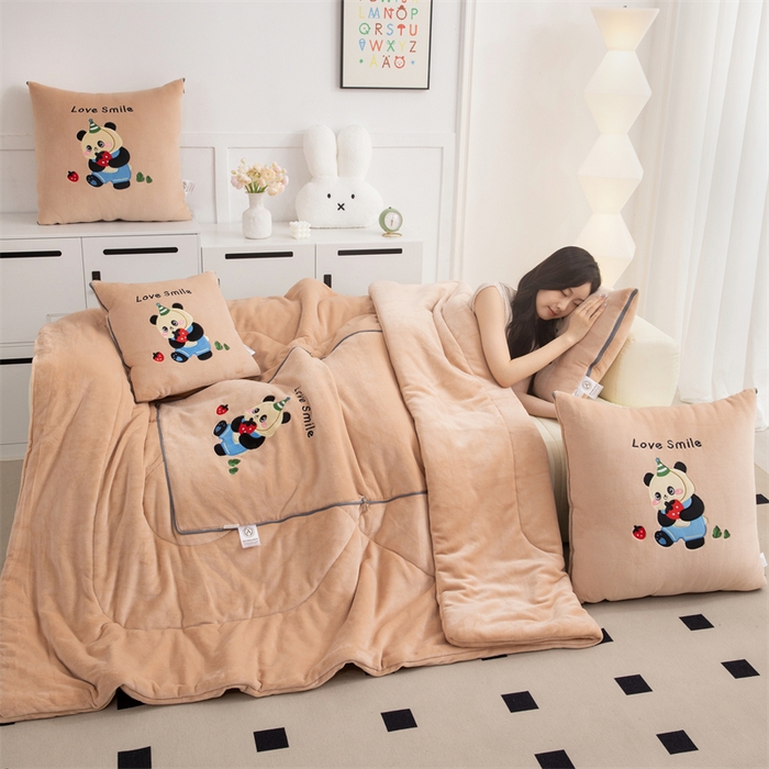 91家纺网 家纺一手货源 找家纺 2024新款牛奶绒动物乐园抱枕被 草莓熊猫