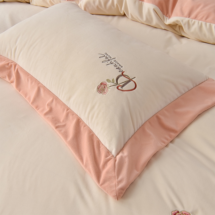 91家纺网 家纺一手货源 找家纺 2024新款加厚保暖A类婴儿绒四件套-朵拉系列 朵拉-荔枝白+樱花粉