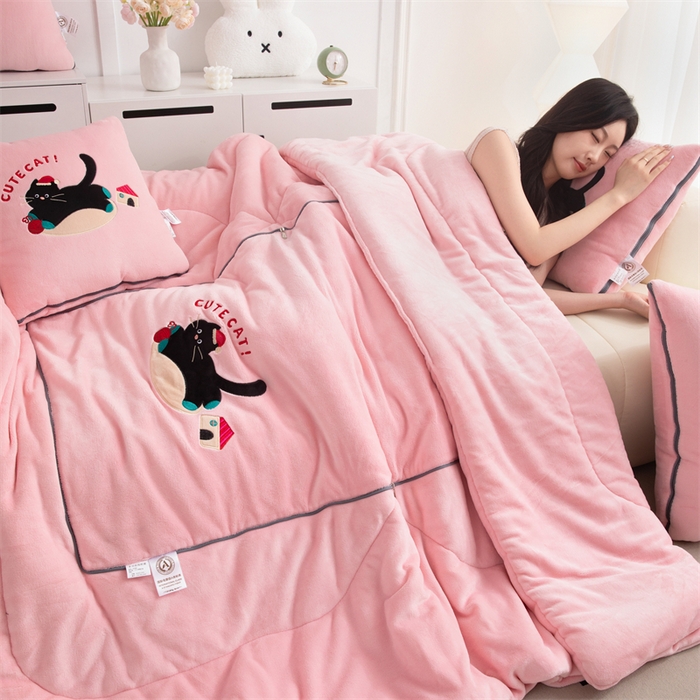 91家纺网 家纺一手货源 找家纺 2024新款牛奶绒动物乐园抱枕被 淘气猫咪