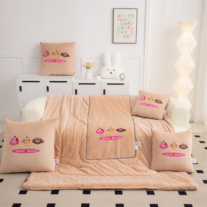 91家纺网 家纺一手货源 找家纺 2024新款牛奶绒动物乐园抱枕被 欢乐派对