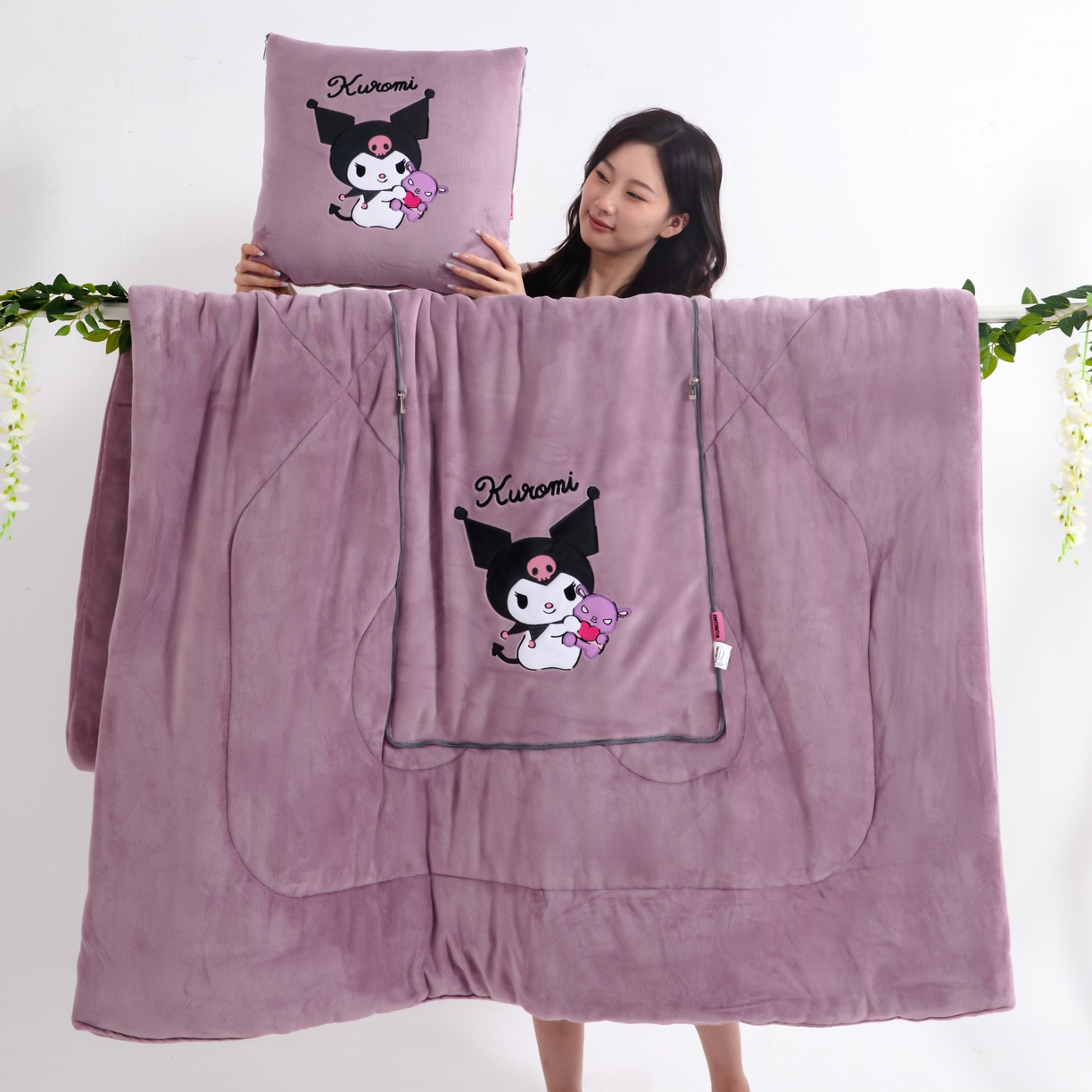 91家纺网 家纺一手货源 找家纺 2024新款三丽欧牛奶绒抱枕被 库洛米