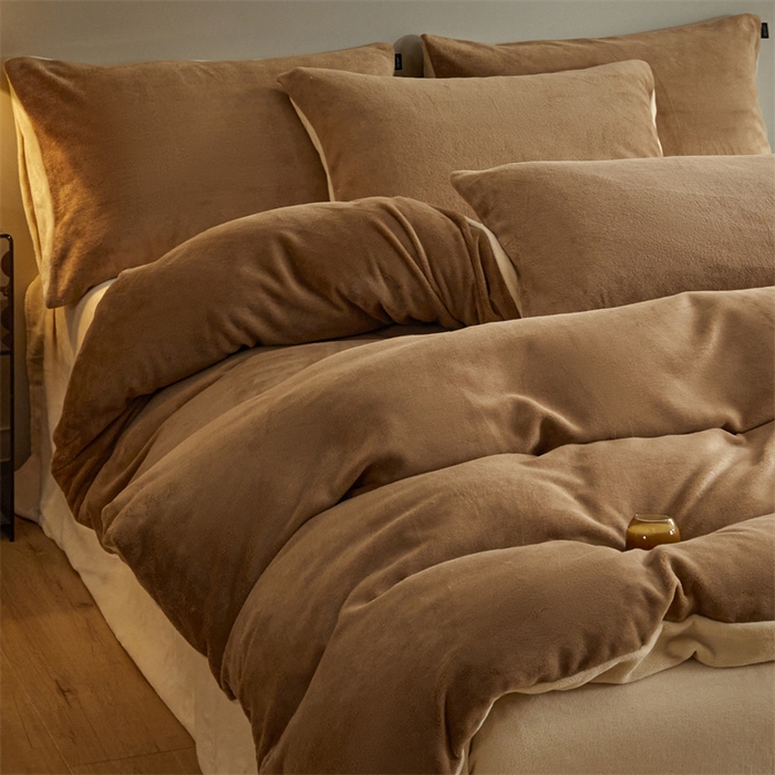 91家纺网 家纺一手货源 找家纺 凡客家居 2024新款A类加厚230克纯色双拼牛奶绒四件套 奶茶咖+奶咖