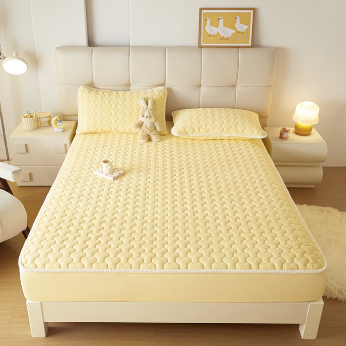 91家纺网 家纺一手货源 找家纺 雪云美 2024冬季新款加厚牛奶绒夹棉床笠三件套A类大豆床垫保护套纯色 牛奶绒--浅黄