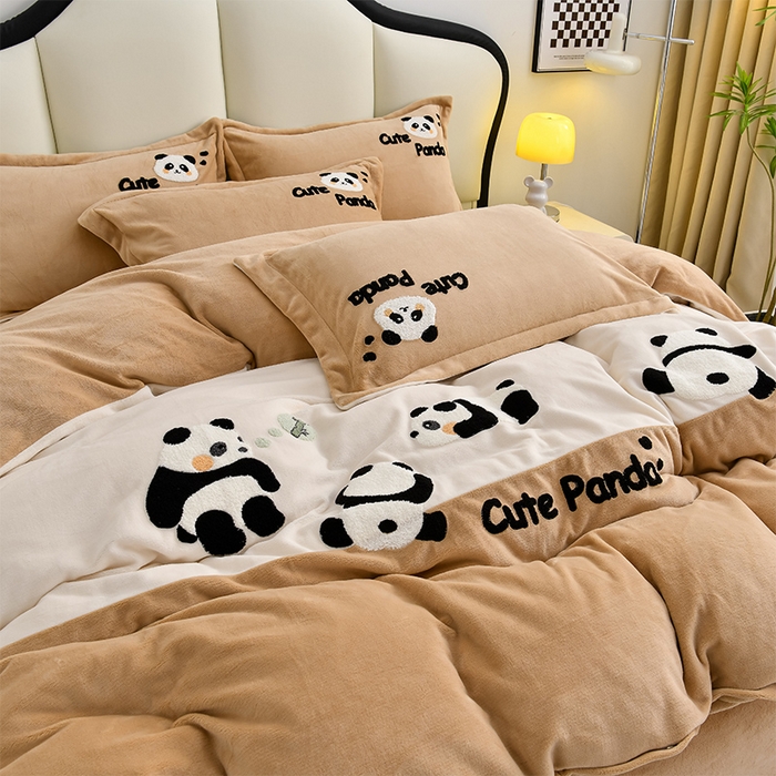 91家纺网 家纺一手货源 找家纺 一左一右 2024秋冬新款全消光高克重保暖加厚卡通拼接毛巾绣花牛奶绒四件套（提供买家秀） 熊猫集会-卡其驼