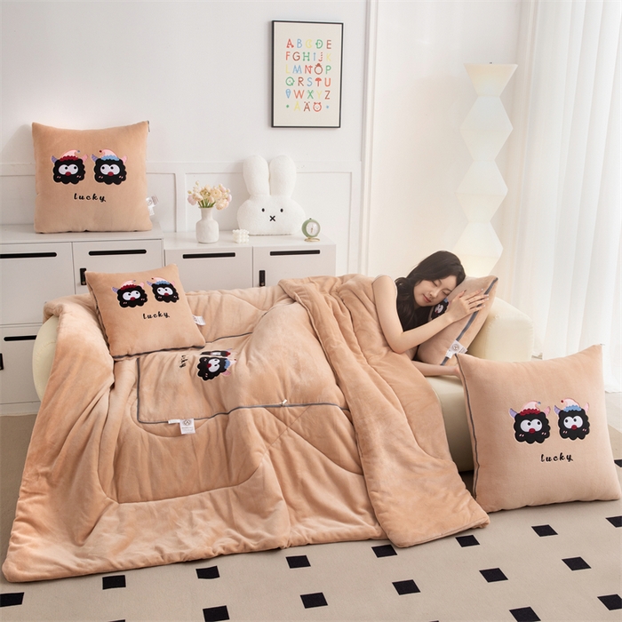 91家纺网 家纺一手货源 找家纺 2024新款牛奶绒动物乐园抱枕被 彩色煤球