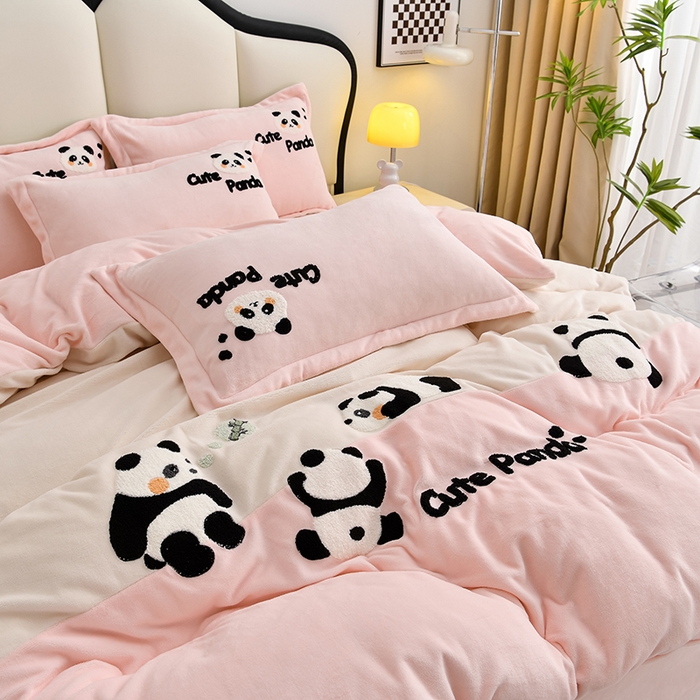 91家纺网 家纺一手货源 找家纺 一左一右 2024秋冬新款全消光高克重保暖加厚卡通拼接毛巾绣花牛奶绒四件套（提供买家秀） 熊猫集会-仲夏粉