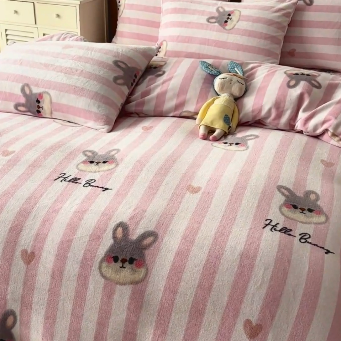 91家纺网 家纺一手货源 找家纺 乐居坊 2024新款高克重牛奶绒印花保暖四件套 可爱多-粉