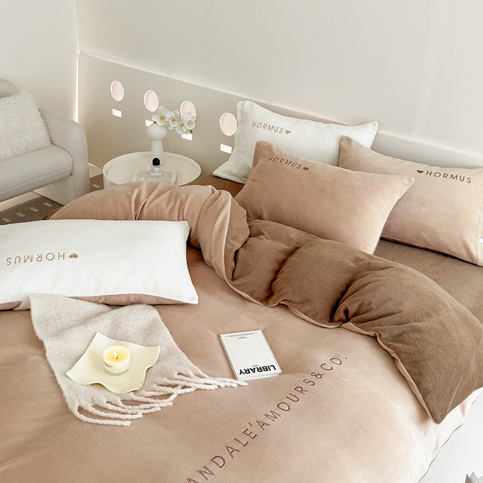 91家纺网 家纺一手货源 找家纺 潘朵拉家纺 2024新款字母绣花纯色系列牛奶绒四件套 穆斯 曲奇咖