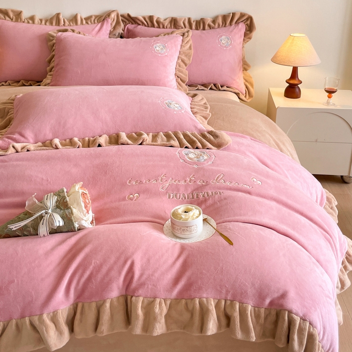 91家纺网 家纺一手货源 找家纺 露梦家纺 2025新款A类双面木耳花边加厚保暖牛奶绒刺绣款四件套-繁花系列（提供买家秀） 繁花-梅子粉