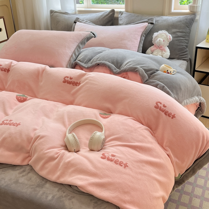 91家纺网 家纺一手货源 找家纺 2024新款毛巾绣牛奶绒四件套 草莓-浅灰