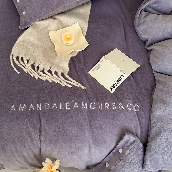 91家纺网 家纺一手货源 找家纺 潘朵拉家纺 2024新款字母绣花纯色系列牛奶绒四件套 穆斯 莫奈紫