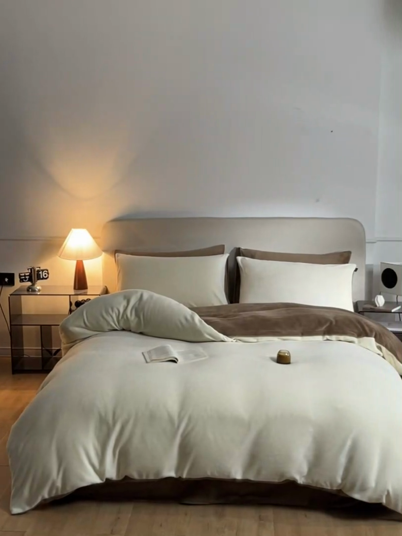 91家纺网 家纺一手货源 找家纺 凡客家居 2024新款A类加厚230克纯色双拼牛奶绒四件套 奶白+奶茶咖