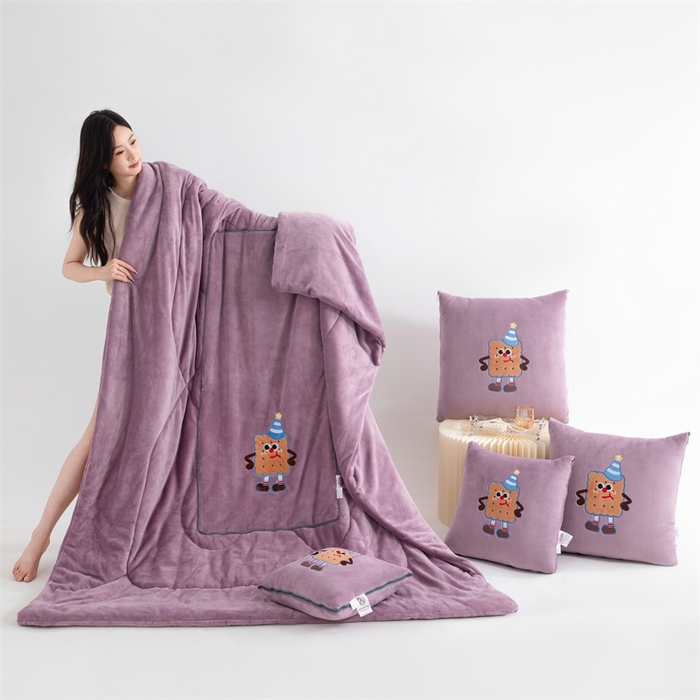 91家纺网 家纺一手货源 找家纺 2024新款牛奶绒动物乐园抱枕被 饼干宝宝