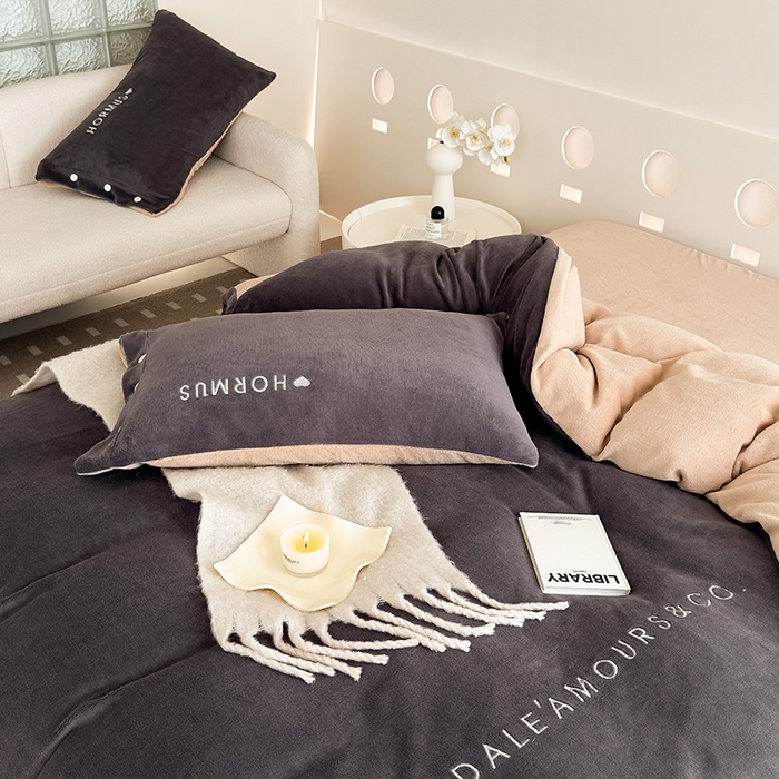 91家纺网 家纺一手货源 找家纺 潘朵拉家纺 2024新款字母绣花纯色系列牛奶绒四件套 穆斯 灰+咖