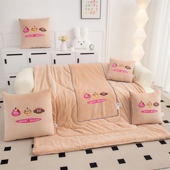 91家纺网 家纺一手货源 找家纺 2024新款牛奶绒动物乐园抱枕被 欢乐派对