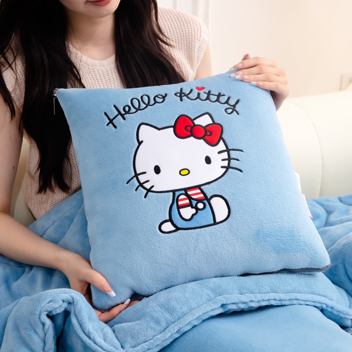 91家纺网 家纺一手货源 找家纺 2024新款三丽欧牛奶绒抱枕被 凯蒂猫