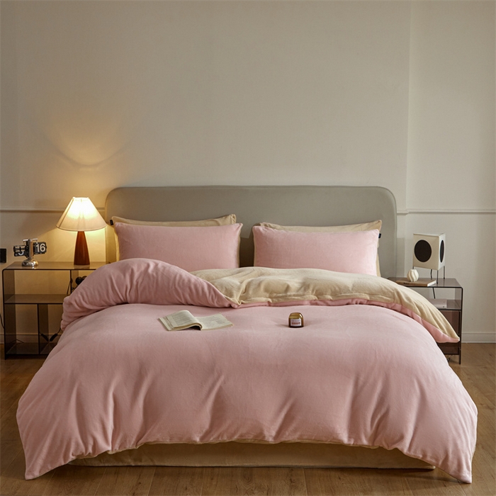 91家纺网 家纺一手货源 找家纺 凡客家居 2024新款A类加厚230克纯色双拼牛奶绒四件套 奶油粉+奶咖