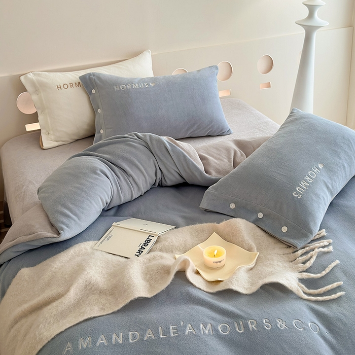 91家纺网 家纺一手货源 找家纺 潘朵拉家纺 2024新款字母绣花纯色系列牛奶绒四件套 穆斯 蓝+灰