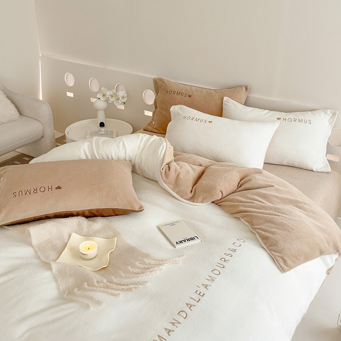 91家纺网 家纺一手货源 找家纺 潘朵拉家纺 2024新款字母绣花纯色系列牛奶绒四件套 穆斯 白+咖