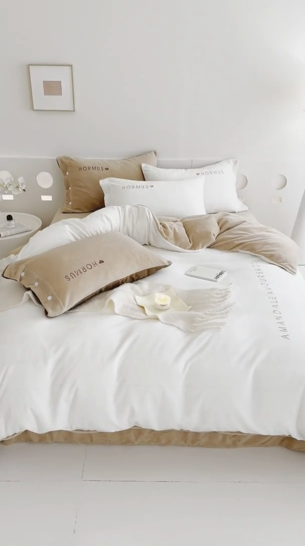 91家纺网 家纺一手货源 找家纺 潘朵拉家纺 2024新款字母绣花纯色系列牛奶绒四件套 穆斯 白+咖