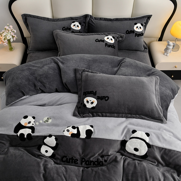 91家纺网 家纺一手货源 找家纺 一左一右 2024秋冬新款全消光高克重保暖加厚卡通拼接毛巾绣花牛奶绒四件套（提供买家秀） 熊猫集会-野鸽灰