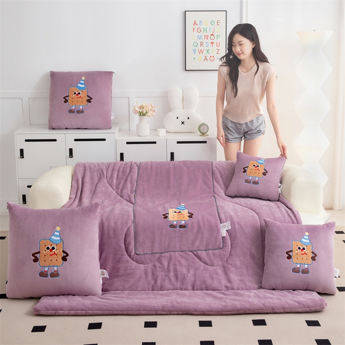 91家纺网 家纺一手货源 找家纺 2024新款牛奶绒动物乐园抱枕被 饼干宝宝