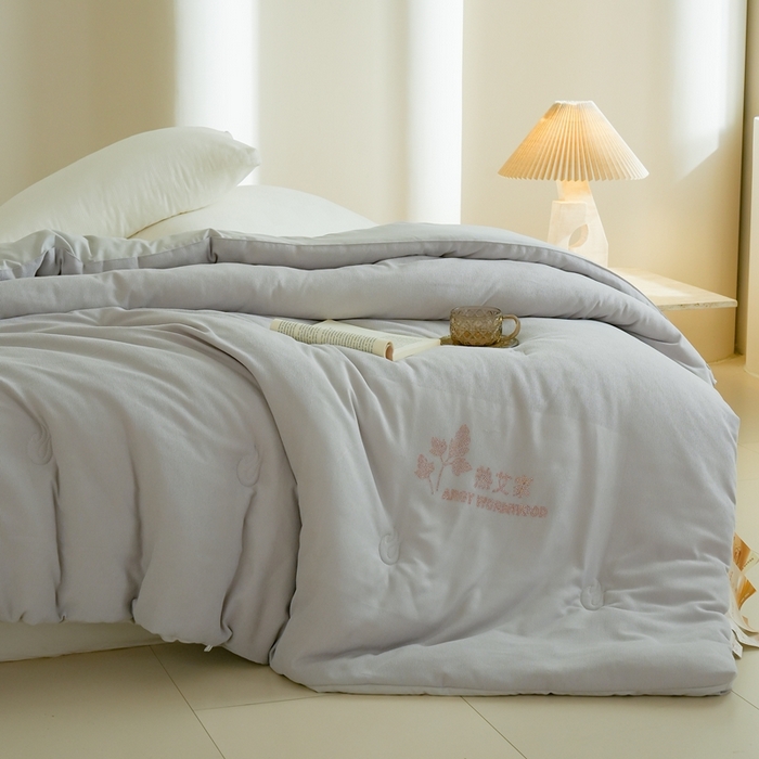 91家纺网 家纺一手货源 找家纺 丽卡家纺 2024新款热艾家春秋被 灰色