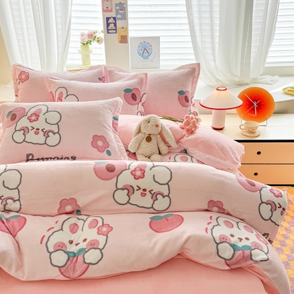 91家纺网 家纺一手货源 找家纺 逸尚阁 2024新款牛奶绒卡通印花单被套 桃子兔
