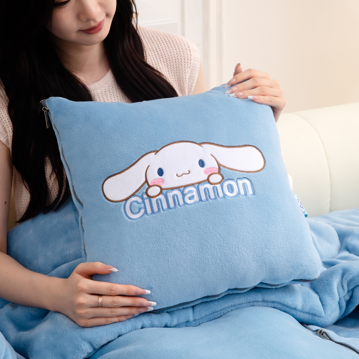 91家纺网 家纺一手货源 找家纺 2024新款三丽欧牛奶绒抱枕被 玉桂狗