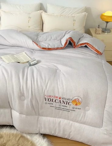 91家纺网 家纺一手货源 找家纺 爱来伊家纺 2024新款火山绒大豆被立体边大豆纤维冬被被子被芯春秋被 火山绒大豆被-卡其