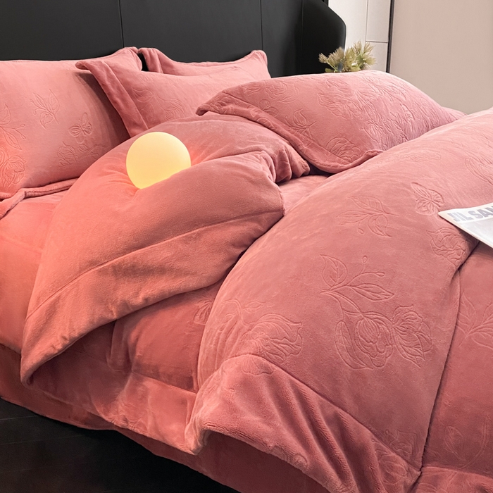 91家纺网 家纺一手货源 找家纺 新方向 2025新款全消光A类烂花牛奶绒四件套-蝴蝶戏花 蝴蝶戏花-深豆沙