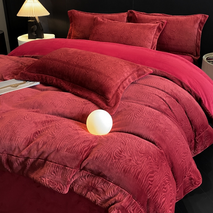 91家纺网 家纺一手货源 找家纺 新方向 2025新款全消光A类烂花牛奶绒四件套-雨纱暮歌 雨纱暮歌-酒红