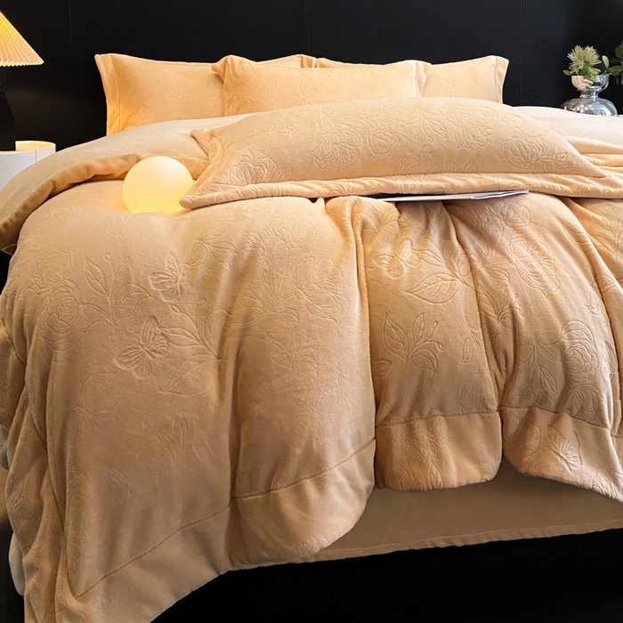 91家纺网 家纺一手货源 找家纺 新方向 2025新款全消光A类烂花牛奶绒四件套-蝴蝶戏花 蝴蝶戏花-香槟