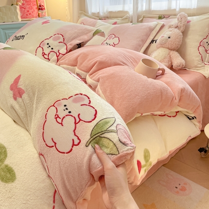 91家纺网 家纺一手货源 找家纺 柒月 2024新款小清新牛奶绒印花加厚保暖四件套 爱心兔