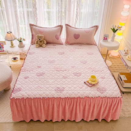 91家纺网 家纺一手货源 找家纺 恋佳居 2025新款雪花绒夹棉绗缝床裙 爱心满满