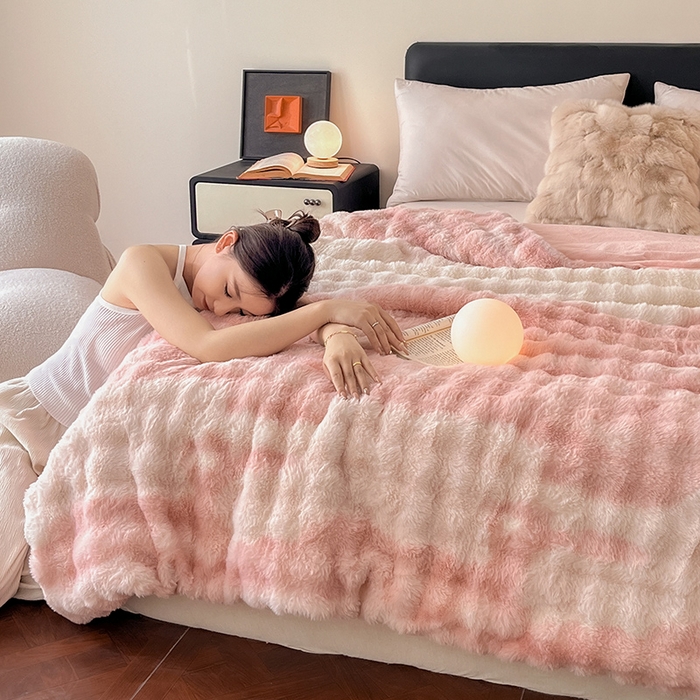 91家纺网 家纺一手货源 找家纺 2024新款A类法式高克重兔绒多功能毛毯被套双用盖毯 渲染粉-毛毯