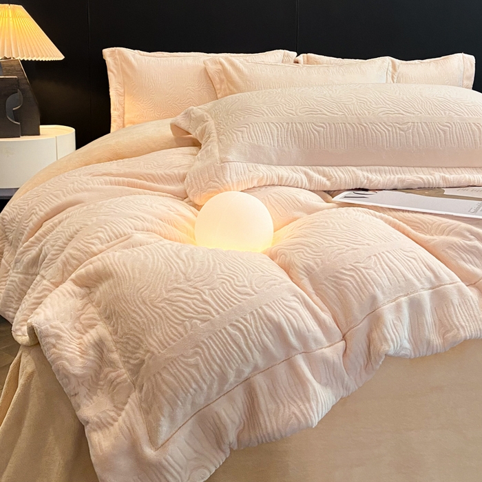 91家纺网 家纺一手货源 找家纺 新方向 2025新款全消光A类烂花牛奶绒四件套-雨纱暮歌 雨纱暮歌-米