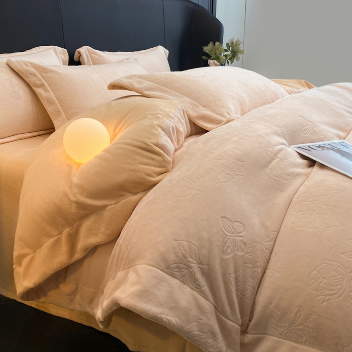 91家纺网 家纺一手货源 找家纺 新方向 2025新款全消光A类烂花牛奶绒四件套-蝴蝶戏花 蝴蝶戏花-米