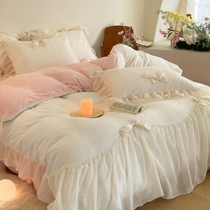 91家纺网 家纺一手货源 找家纺 逸尚阁 2024新款雕花牛奶绒花边四件套-爱丽斯 爱丽斯-奶白粉