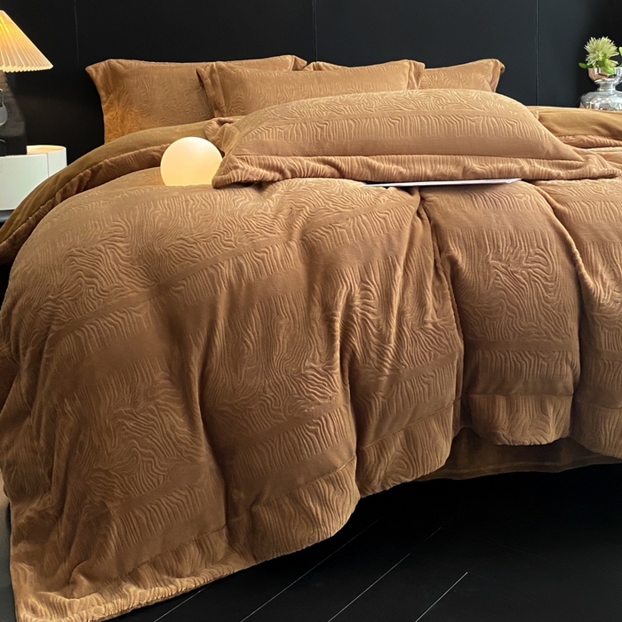 91家纺网 家纺一手货源 找家纺 新方向 2025新款全消光A类烂花牛奶绒四件套-雨纱暮歌 雨纱暮歌-咖啡