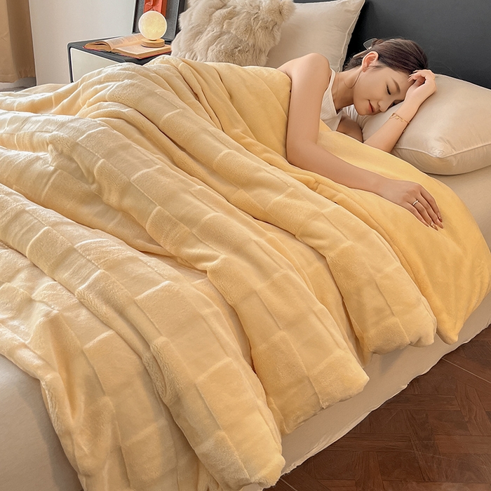 91家纺网 家纺一手货源 找家纺 2024新款A类法式高克重兔绒多功能毛毯被套双用盖毯 方块鹅黄-毛毯