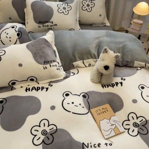 91家纺网 家纺一手货源 找家纺 柒月 2024新款小清新牛奶绒印花加厚保暖四件套 斑点熊