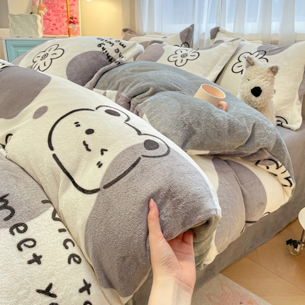 91家纺网 家纺一手货源 找家纺 柒月 2024新款小清新牛奶绒印花加厚保暖四件套 斑点熊