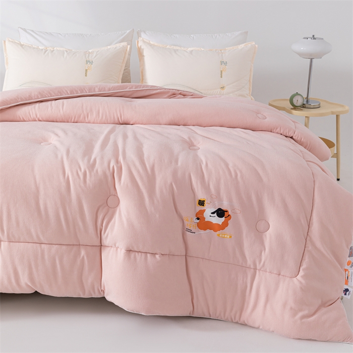 91家纺网 家纺一手货源 找家纺 爱来伊家纺 2024新款三体羊绒加厚保暖冬被芯大豆纤维被春秋被子被芯 山体羊绒大豆被-樱花粉