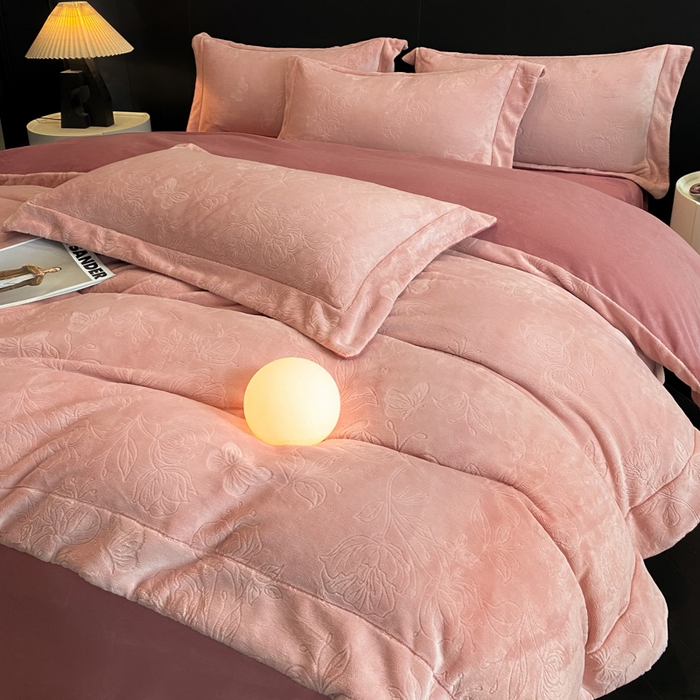 91家纺网 家纺一手货源 找家纺 新方向 2025新款全消光A类烂花牛奶绒四件套-蝴蝶戏花 蝴蝶戏花-浅豆沙