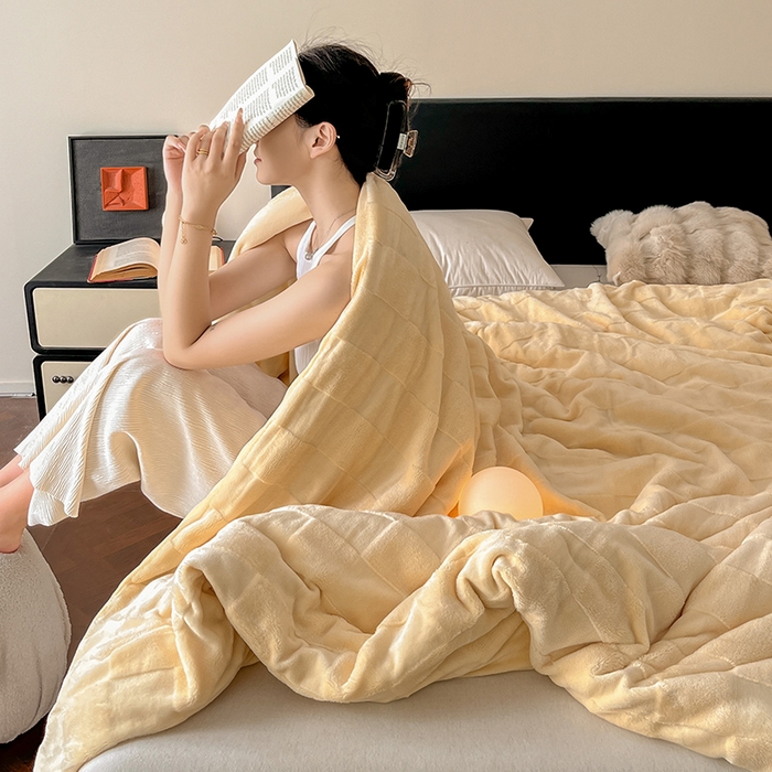 91家纺网 家纺一手货源 找家纺 2024新款A类法式高克重兔绒多功能毛毯被套双用盖毯 方块鹅黄-毛毯