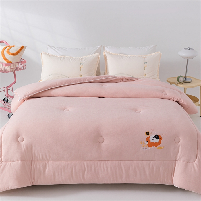 91家纺网 家纺一手货源 找家纺 爱来伊家纺 2024新款三体羊绒加厚保暖冬被芯大豆纤维被春秋被子被芯 山体羊绒大豆被-樱花粉